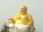 洛阳一企业家为自己塑像弥勒金佛大背头