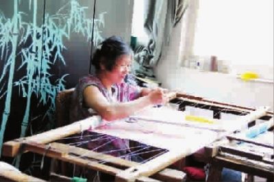 一个绣娘费时近六个月一件蟒袍售价仅六七千