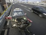 出租车撞护栏 乘客未系安全带被甩出10余米