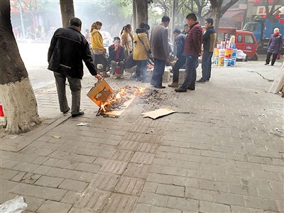 装修,路边,生火,取暖,过路,市民,熏得,不住