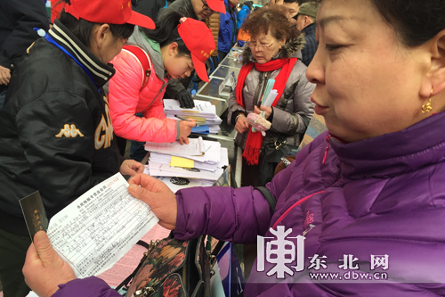 地板,接缝,出现,现象,市民,在家,走路,一脚